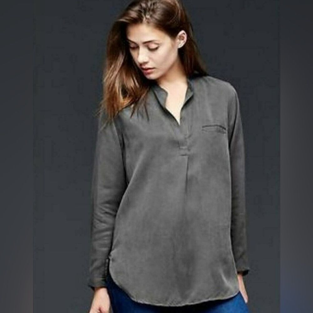 Gap Women's Black and Grey Blouse
